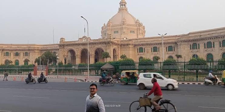 लखनऊ ट्रिपल मर्डर-सुसाइड केस - लखनऊ में खौफनाक वारदात: बैंक अधिकारी ने पत्नी और बहन को गोली मार खुद को उड़ाया,